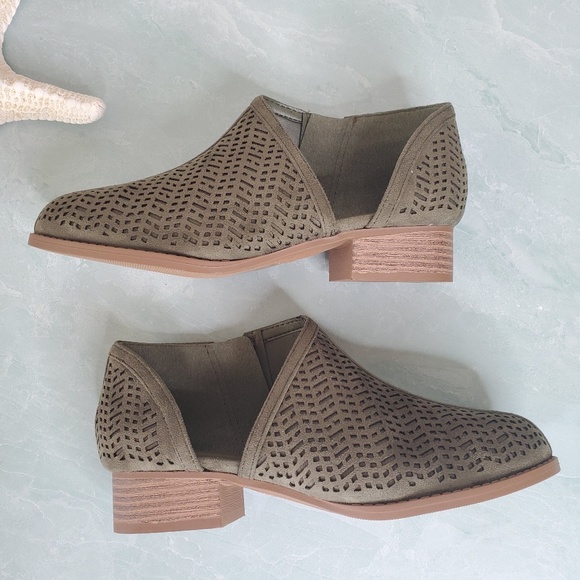 New! Short Heel Ankle Cutout Zip Booties - Picture 6 of 7